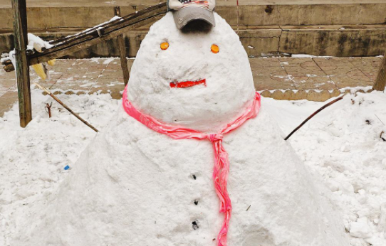 雪后上演堆雪人創意大賽