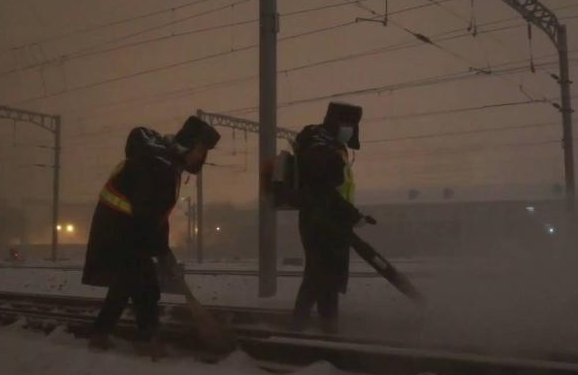 極端天氣下十九萬沈鐵人鏖戰風雪保暢通