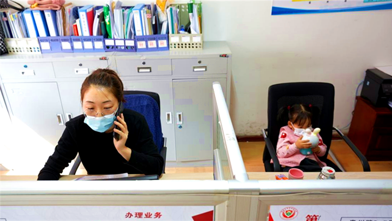 "90后"和兩歲半:戰"疫"一線的"母女拍檔"