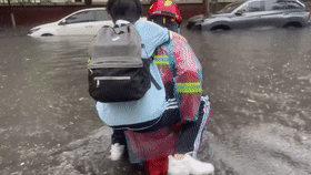 消防員叔叔背你上學！