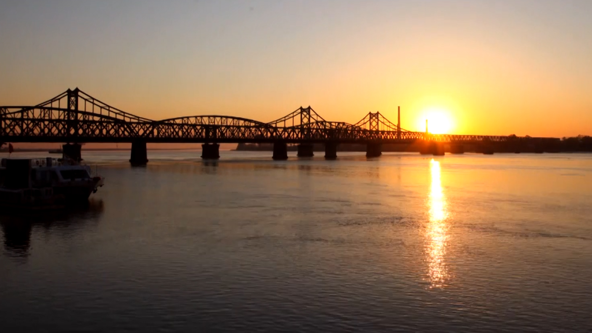 賞鴨綠江畔“雙橋”風光