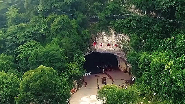 本溪水洞：鐘乳奇峰景萬千，輕舟碧水詩畫間