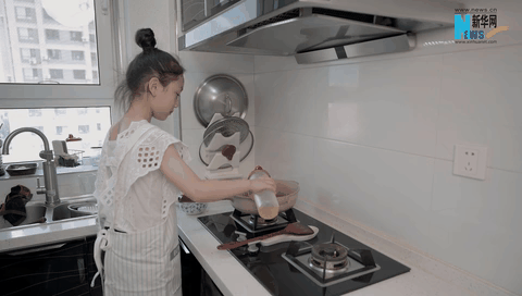 “小廚師”烹飪“醋溜燒雞”