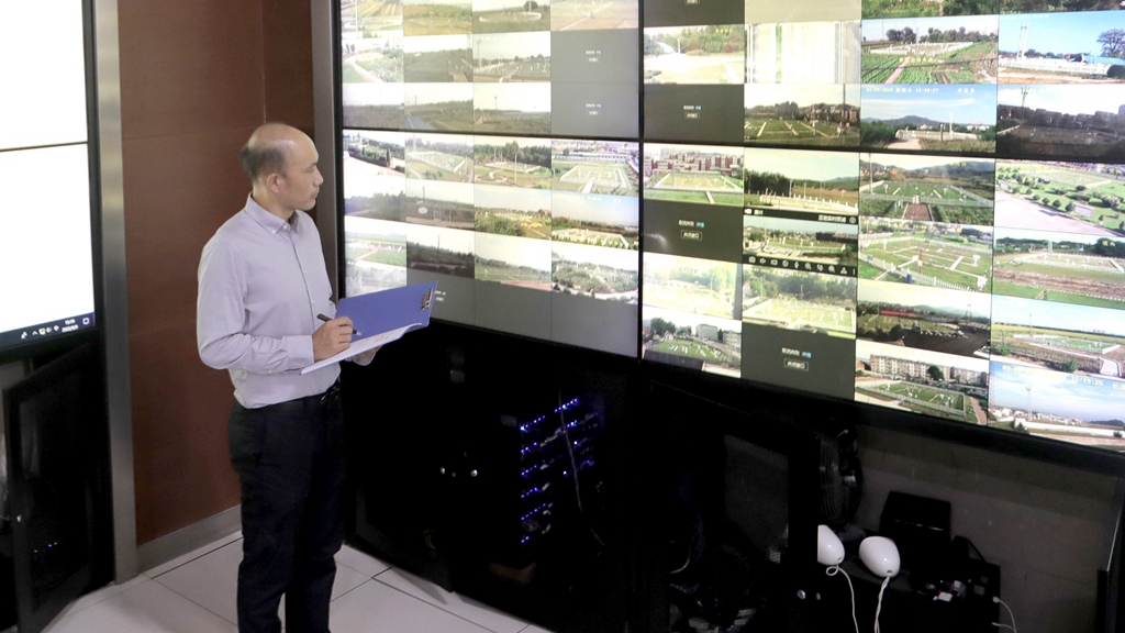 爭分奪秒忙預警 “守望天氣”的天氣預報員