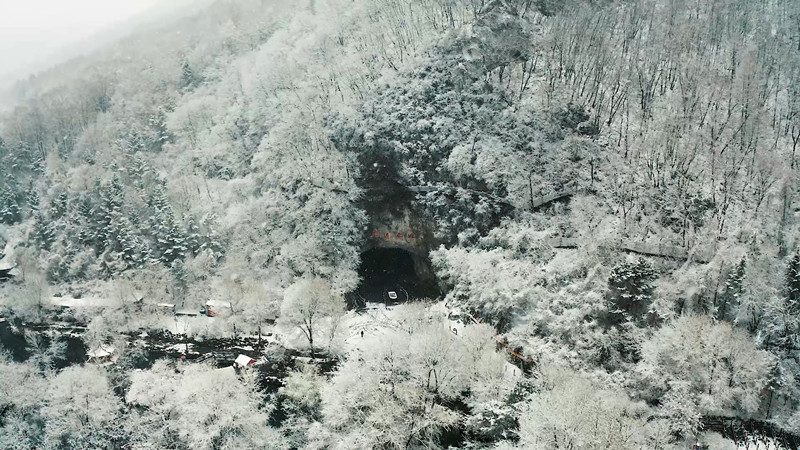 本溪水洞邂逅白雪宛如水墨畫