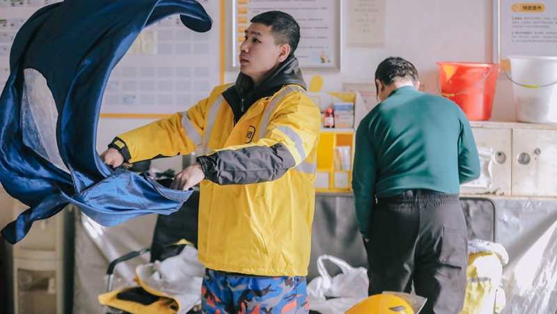 理發師轉行送外賣 “二月二”為騎手免費理發